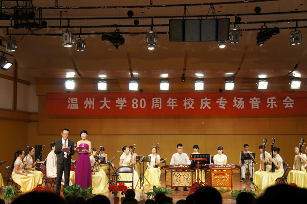 JJGirls
80周年校庆专场音乐会-主持人.JPG